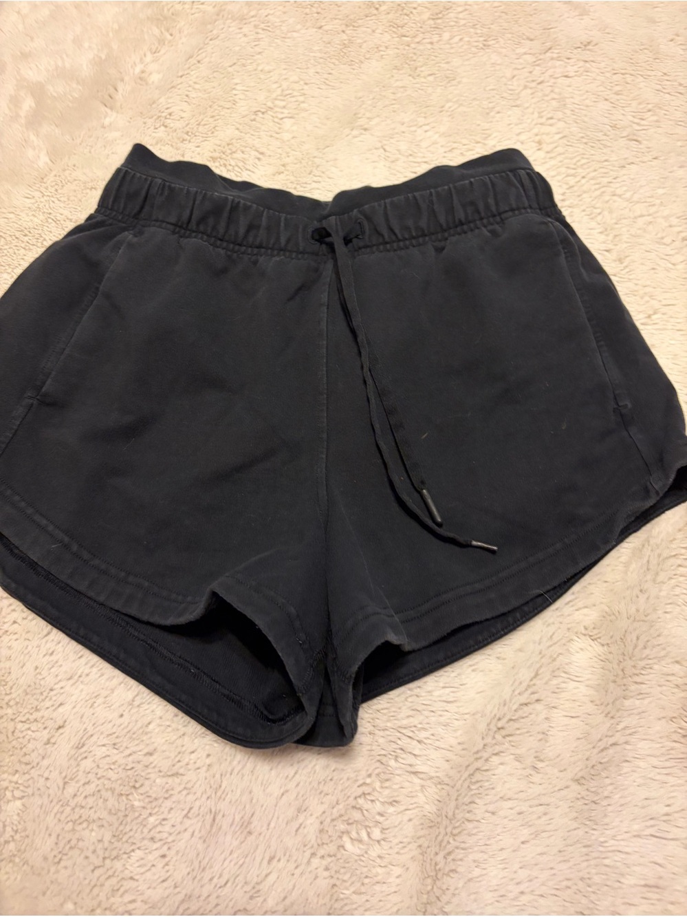 Lululemon inner glow shorts sz 4